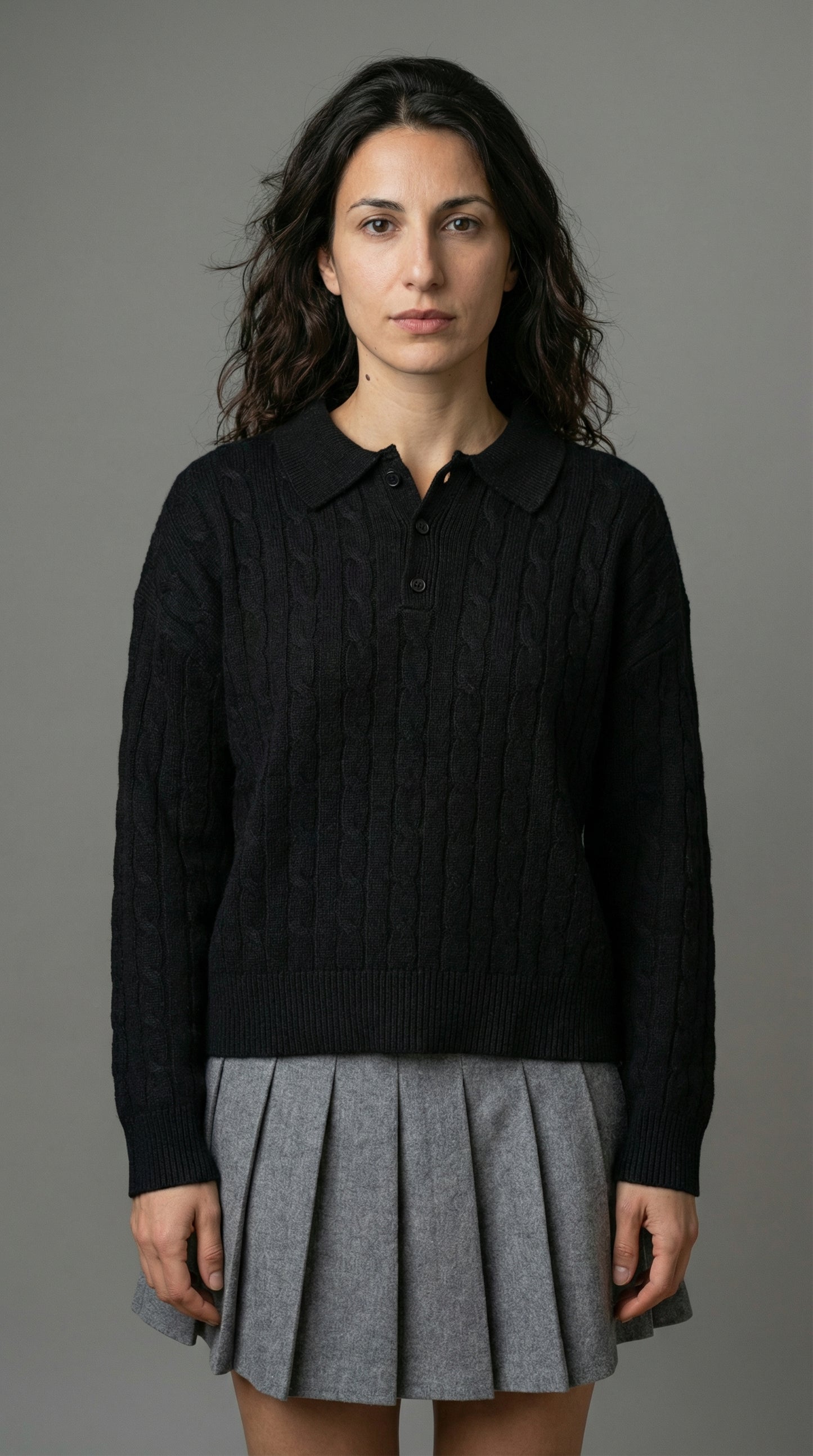 Set Maglione Polo Nero Trecce e Gonna Pieghe Grigia Stile Preppy