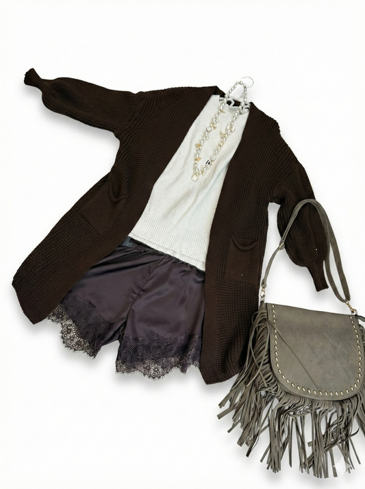 Outfit Boho Chic Cardigan Maglione Shorts e Borsa