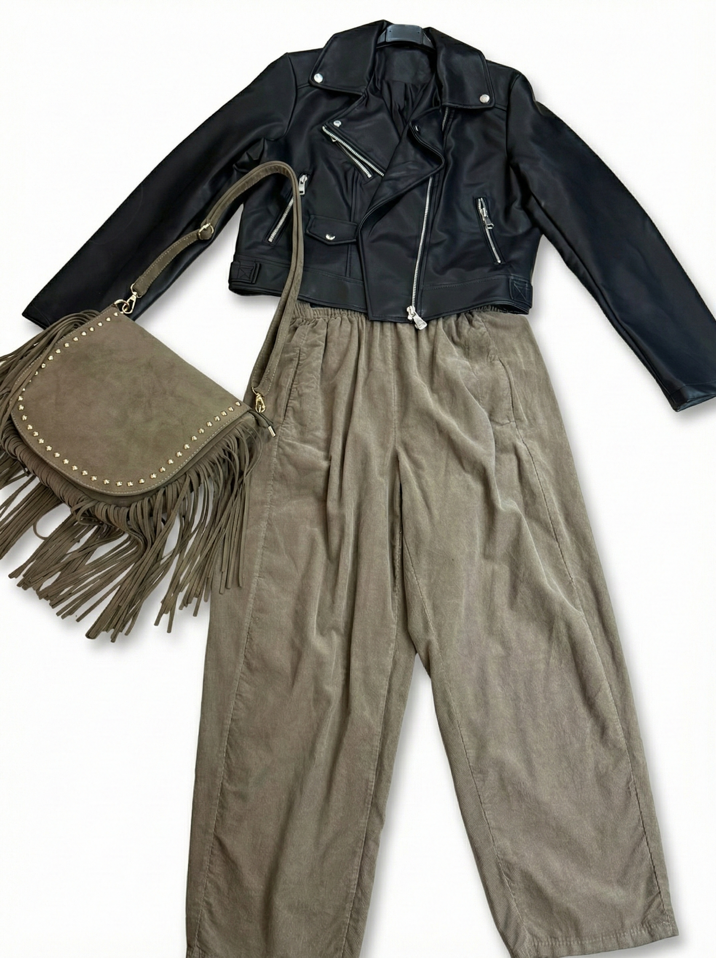 Outfit Urban Chic: Giacca Biker Nera, Pantaloni Velluto & Borsa Boho
