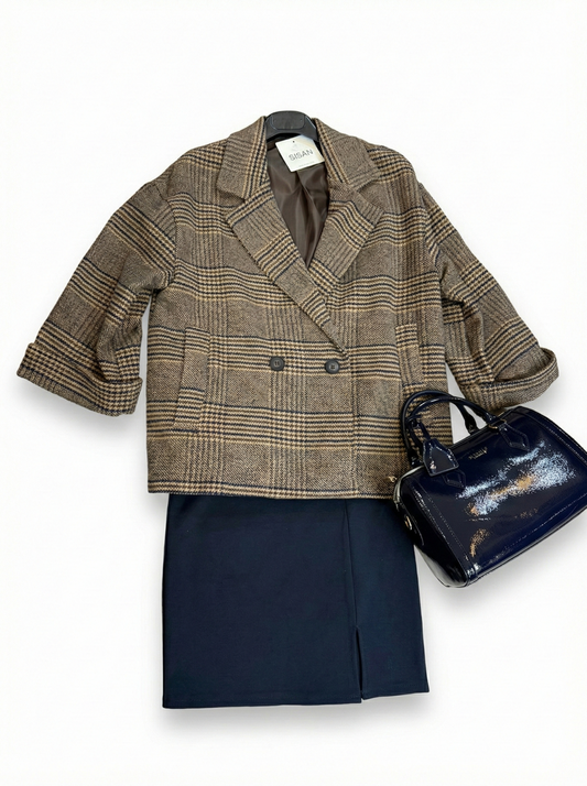 Outfit Sisan: Giacca Doppiopetto Quadri, Gonna e Borsa Vernice Blu