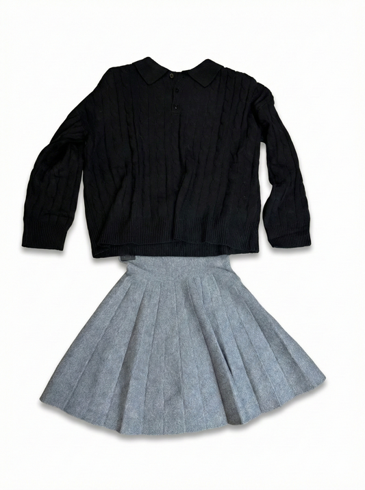 Set Maglione Polo Nero Trecce e Gonna Pieghe Grigia Stile Preppy