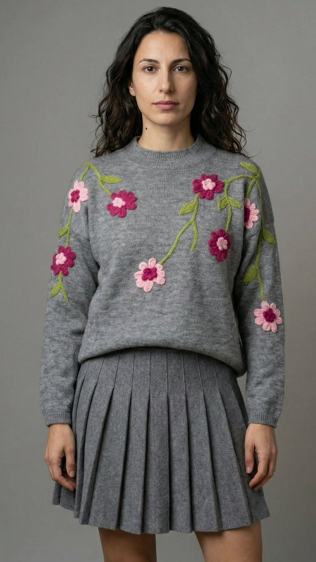 Set Maglione Grigio Ricamo Fiori e Gonna a Pieghe Romantico Chic