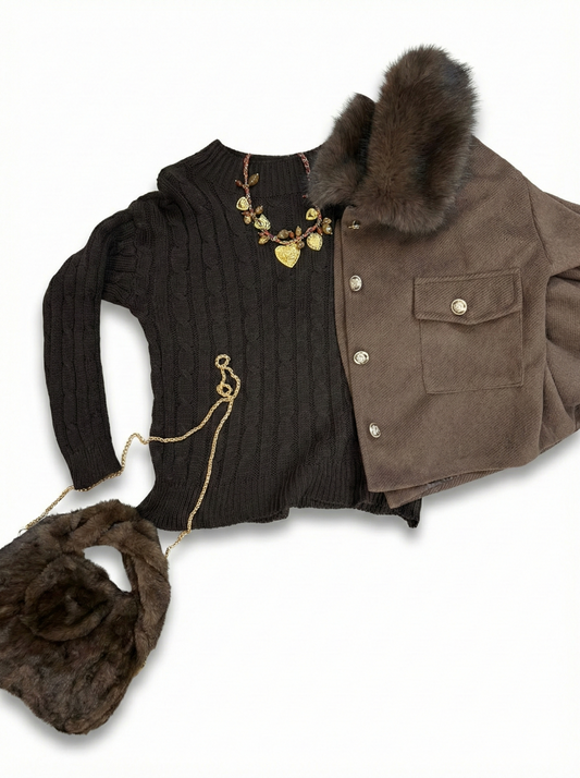 Outfit Invernale Lusso: Maglia Trecce, Giacca Pelliccia, Borsa e Collana Oro